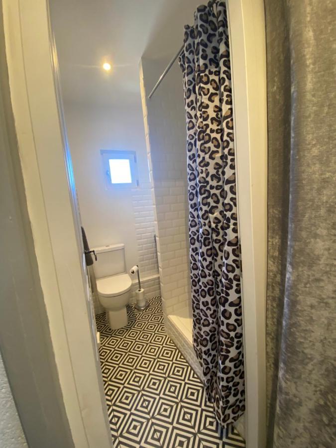 A 50 M De La Place Aux Herbes Apartment Uzes